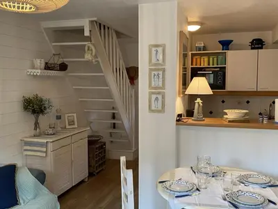 Cuisine ou kitchenette dans l'établissement Charmant Cottage avec Jardin à Deux Pas du Port - Dives-sur-Mer - FR-1-487-279