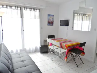 Coin salon dans l'établissement Appartement 2 pièces avec balcon ensoleillé près de l'hippodrome de Cabourg - FR-1-487-297
