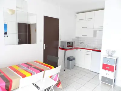 Cuisine ou kitchenette dans l'établissement Appartement 2 pièces avec balcon ensoleillé près de l'hippodrome de Cabourg - FR-1-487-297