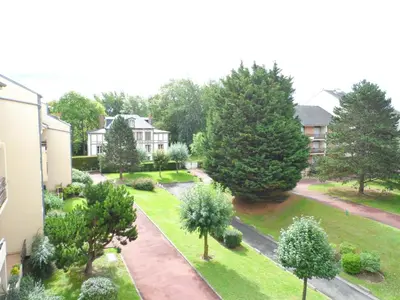 Jardin de l'établissement Appartement 2 pièces avec balcon ensoleillé près de l'hippodrome de Cabourg - FR-1-487-297