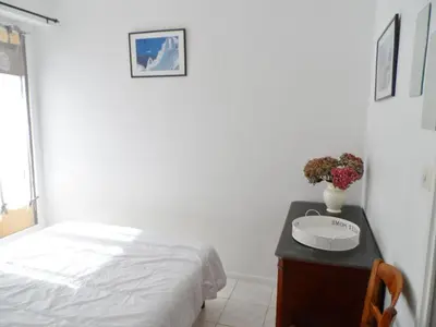 Un ou plusieurs lits dans un hébergement de l'établissement Appartement 2 pièces avec balcon ensoleillé près de l'hippodrome de Cabourg - FR-1-487-297