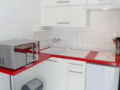 Cuisine ou kitchenette dans l'établissement Appartement 2 pièces avec balcon ensoleillé près de l'hippodrome de Cabourg - FR-1-487-297