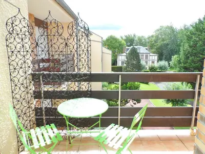 Balcon ou terrasse dans l'établissement Appartement 2 pièces avec balcon ensoleillé près de l'hippodrome de Cabourg - FR-1-487-297