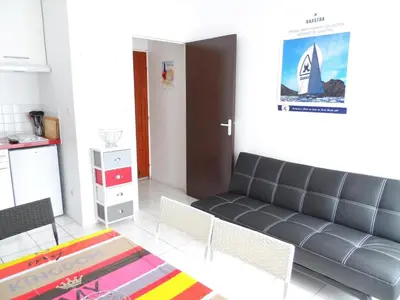 Coin salon dans l'établissement Appartement 2 pièces avec balcon ensoleillé près de l'hippodrome de Cabourg - FR-1-487-297