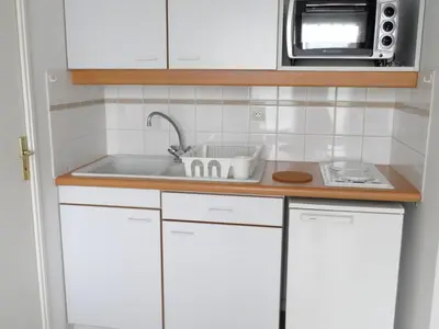 Cuisine ou kitchenette dans l'établissement Appartement 2 pièces avec piscine et parking à Dives-sur-Mer - FR-1-487-294