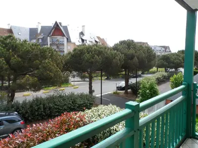 Jardin de l'établissement Appartement 2 pièces avec piscine et parking à Dives-sur-Mer - FR-1-487-294