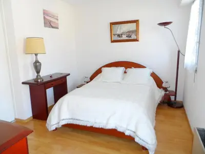 Un ou plusieurs lits dans un hébergement de l'établissement Cabourg: Appartement 2 pièces proche plage avec piscine et parking - FR-1-487-299