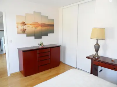 Un ou plusieurs lits dans un hébergement de l'établissement Cabourg: Appartement 2 pièces proche plage avec piscine et parking - FR-1-487-299