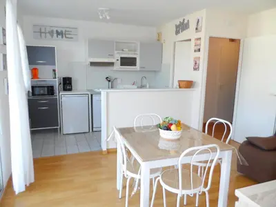 Cuisine ou kitchenette dans l'établissement Cabourg: Appartement 2 pièces proche plage avec piscine et parking - FR-1-487-299