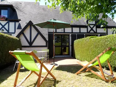 Jardin de l'établissement Charmant Cottage Normand avec Jardin, Proche Hippodrome, Piscine Chauffée et Tennis, Parking Privé - FR-1-487-288