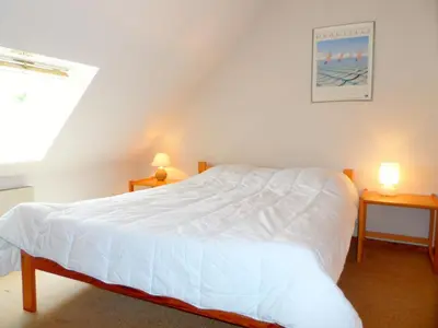 Un ou plusieurs lits dans un hébergement de l'établissement Charmant Cottage Normand avec Jardin, Proche Hippodrome, Piscine Chauffée et Tennis, Parking Privé - FR-1-487-288