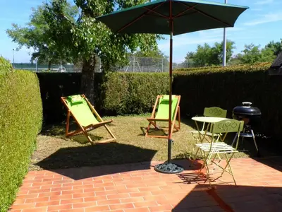 Jardin de l'établissement Charmant Cottage Normand avec Jardin, Proche Hippodrome, Piscine Chauffée et Tennis, Parking Privé - FR-1-487-288