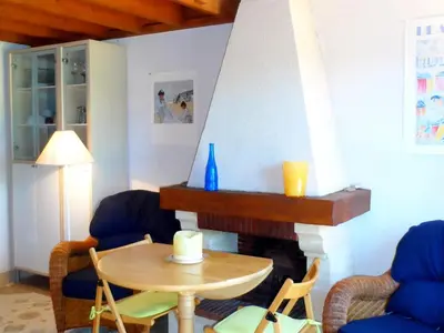 Coin salon dans l'établissement Charmant Cottage Normand avec Jardin, Proche Hippodrome, Piscine Chauffée et Tennis, Parking Privé - FR-1-487-288