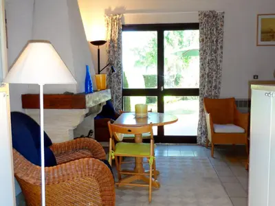Coin salon dans l'établissement Charmant Cottage Normand avec Jardin, Proche Hippodrome, Piscine Chauffée et Tennis, Parking Privé - FR-1-487-288