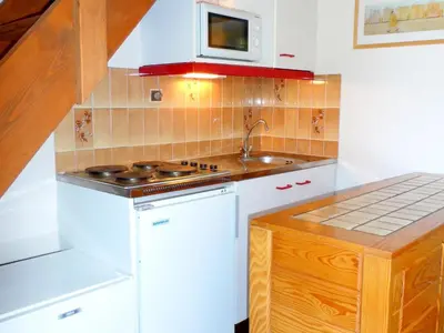 Cuisine ou kitchenette dans l'établissement Charmant Cottage Normand avec Jardin, Proche Hippodrome, Piscine Chauffée et Tennis, Parking Privé - FR-1-487-288