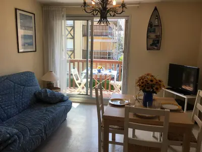 Coin salon dans l'établissement Appartement 2 pièces à Cabourg - Proche plage et centre-ville, balcon et parking privé - FR-1-487-300