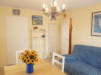 Coin salon dans l'établissement Appartement 2 pièces à Cabourg - Proche plage et centre-ville, balcon et parking privé - FR-1-487-300
