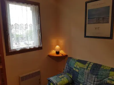 Coin salon dans l'établissement Appartement 2 pièces à Cabourg - Proche plage et centre-ville, balcon et parking privé - FR-1-487-300