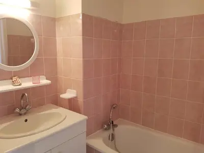 Salle de bains dans l'établissement Appartement 2 pièces à Cabourg - Proche plage et centre-ville, balcon et parking privé - FR-1-487-300