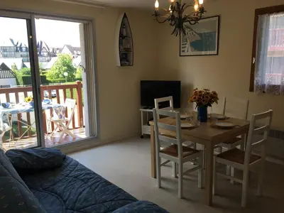 Coin salon dans l'établissement Appartement 2 pièces à Cabourg - Proche plage et centre-ville, balcon et parking privé - FR-1-487-300