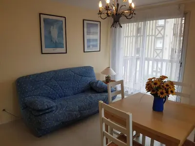 Coin salon dans l'établissement Appartement 2 pièces à Cabourg - Proche plage et centre-ville, balcon et parking privé - FR-1-487-300