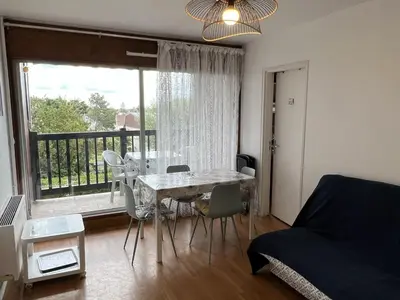 Balcon ou terrasse dans l'établissement Appartement 2 pièces en front de mer avec balcon, à 70m de la plage de Cabourg - FR-1-487-287