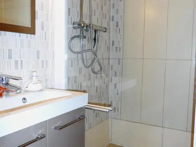 Salle de bains dans l'établissement Appartement 2 pièces en front de mer avec balcon, à 70m de la plage de Cabourg - FR-1-487-287