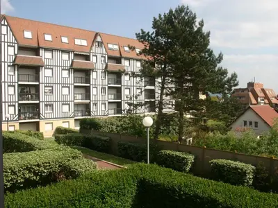 Jardin de l'établissement Appartement 2 pièces en front de mer avec balcon, à 70m de la plage de Cabourg - FR-1-487-287