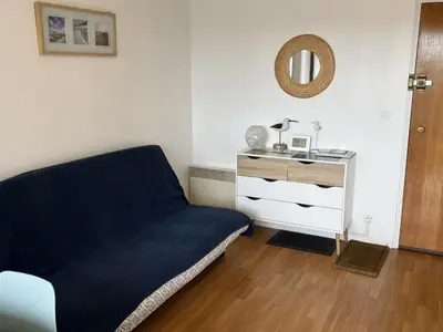 Coin salon dans l'établissement Appartement 2 pièces en front de mer avec balcon, à 70m de la plage de Cabourg - FR-1-487-287