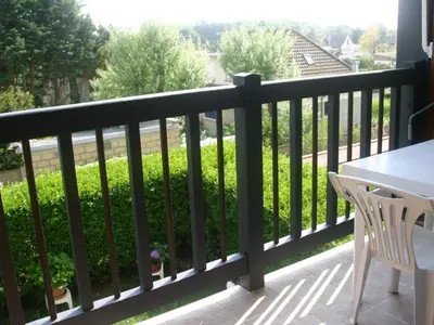 Balcon ou terrasse dans l'établissement Appartement 2 pièces en front de mer avec balcon, à 70m de la plage de Cabourg - FR-1-487-287