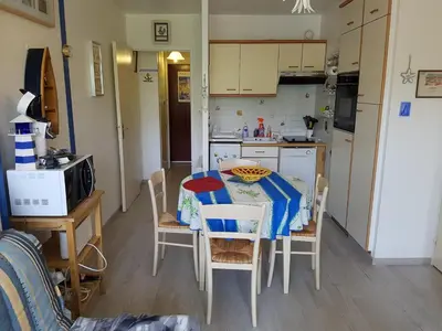 Cuisine ou kitchenette dans l'établissement Charmant T2 avec Balcon, à 2 Pas de l'Hippodrome de Cabourg, Parking Privatif - FR-1-487-290