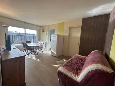 Cuisine ou kitchenette dans l'établissement Appartement 3 pièces à Cabourg, 300m de la plage, 6 pers, balcons, parking, animaux acceptés - FR-1-487-296