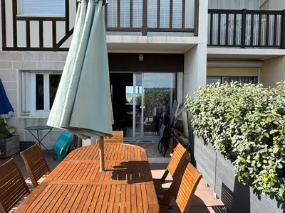 Balcon ou terrasse dans l'établissement Cabourg : Appartement moderne 4/5 pièces, accès plage, 8 pers, jardin et terrasse, parking, WIFI - FR-1-487-304