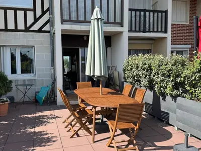 Balcon ou terrasse dans l'établissement Cabourg : Appartement moderne 4/5 pièces, accès plage, 8 pers, jardin et terrasse, parking, WIFI - FR-1-487-304