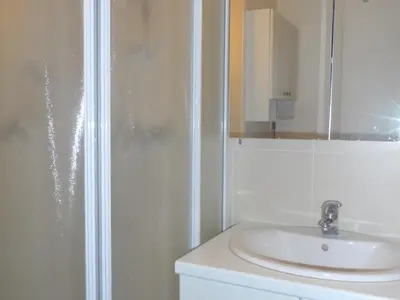 Salle de bains dans l'établissement Cabourg : Appartement moderne 4/5 pièces, accès plage, 8 pers, jardin et terrasse, parking, WIFI - FR-1-487-304