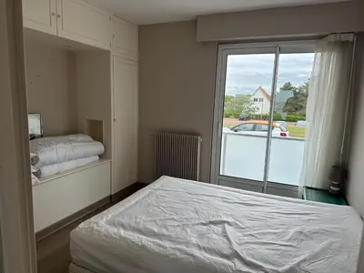 Un ou plusieurs lits dans un hébergement de l'établissement Appartement Varaville: Face à la mer avec loggia et parking privé, 4 pers. - FR-1-487-306