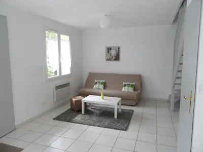 Coin salon dans l'établissement Cottage 3 pièces à Dives-sur-Mer, jardin privé, proche Port Guillaume, piscine, animaux acceptés - FR-1-487-301