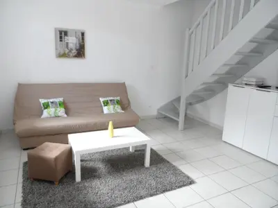 Coin salon dans l'établissement Cottage 3 pièces à Dives-sur-Mer, jardin privé, proche Port Guillaume, piscine, animaux acceptés - FR-1-487-301