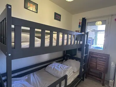 Un ou plusieurs lits dans un hébergement de l'établissement Appartement 3 pièces avec jardinet, 6 personnes, internet, proche Grand Hôtel de Cabourg - FR-1-487-308