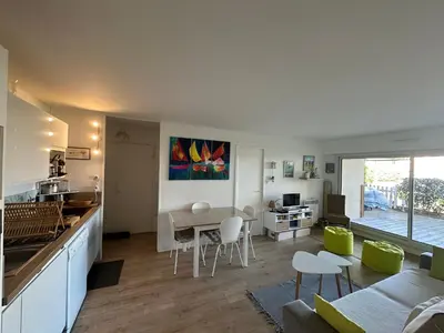 Coin salon dans l'établissement Appartement 3 pièces avec jardinet, 6 personnes, internet, proche Grand Hôtel de Cabourg - FR-1-487-308