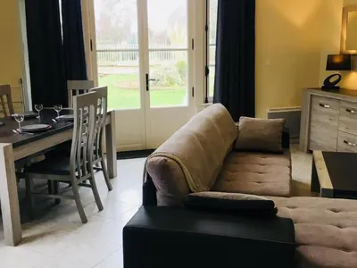 Coin salon dans l'établissement Appartement rénové en rez-de-jardin, proche centre, 2 pièces, 4 pers., équipements modernes, Cabourg - FR-1-487-309