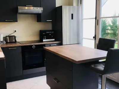 Cuisine ou kitchenette dans l'établissement Appartement rénové en rez-de-jardin, proche centre, 2 pièces, 4 pers., équipements modernes, Cabourg - FR-1-487-309