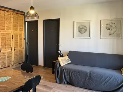 Coin salon dans l'établissement Appartement 2P, vue mer, animaux acceptés, parking - FR-1-487-302