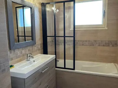 Salle de bains dans l'établissement Appartement 2P, vue mer, animaux acceptés, parking - FR-1-487-302