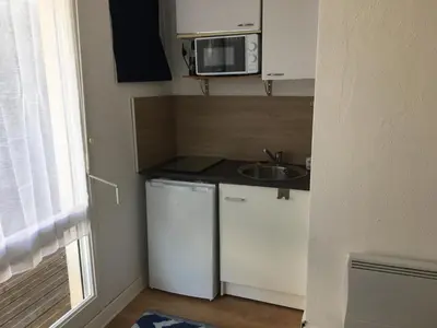 Cuisine ou kitchenette dans l'établissement Appartement 2 pièces avec terrasse près de la plage - Merville-Franceville - FR-1-487-311