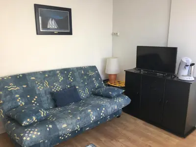 Télévision ou salle de divertissement dans l'établissement Appartement 2 pièces avec terrasse près de la plage - Merville-Franceville - FR-1-487-311