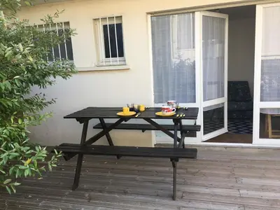 Balcon ou terrasse dans l'établissement Appartement 2 pièces avec terrasse près de la plage - Merville-Franceville - FR-1-487-311