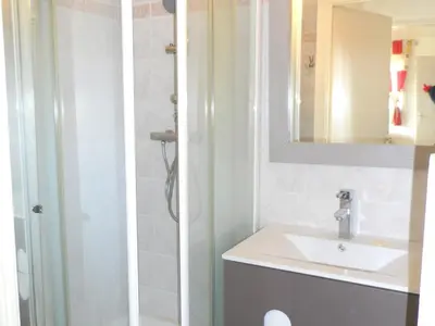 Salle de bains dans l'établissement CABOURG - Appartement 3 pièces proche plage avec piscine et tennis - FR-1-487-303