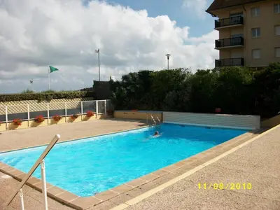 Piscine de l'établissement CABOURG - Appartement 3 pièces proche plage avec piscine et tennis - FR-1-487-303 ou située à proximité