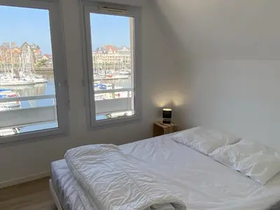 Un ou plusieurs lits dans un hébergement de l'établissement Bel Appartement Duplex 4 pièces avec Vue sur Port et Terrasse - FR-1-487-314